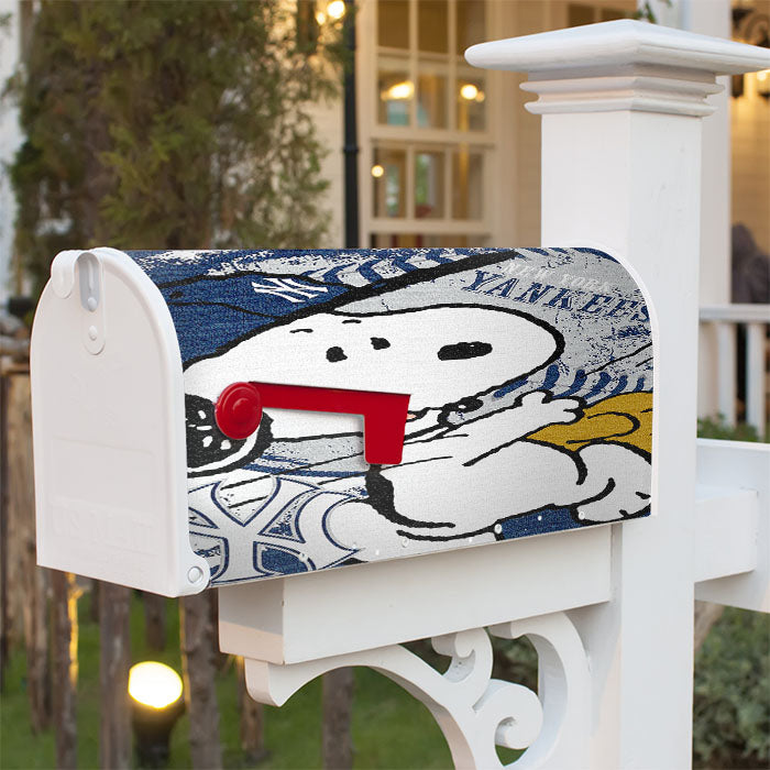 New York Yankees Snoopy Magnetic Mailbox Cover 18" X 21" Outdoor Decor